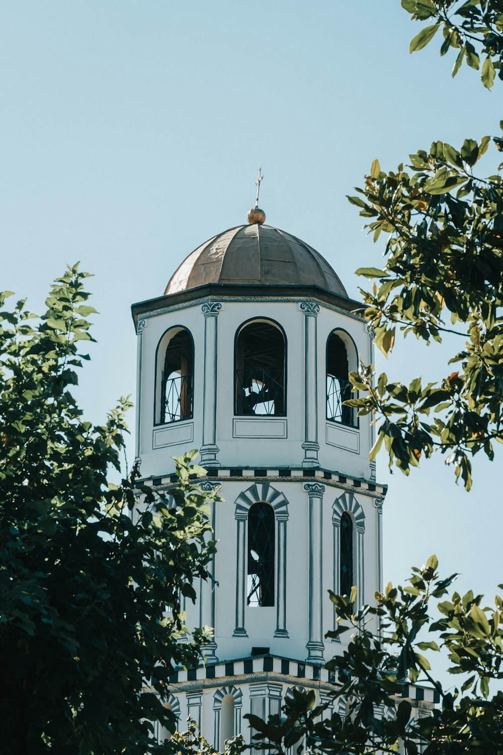 weißer Betonturm