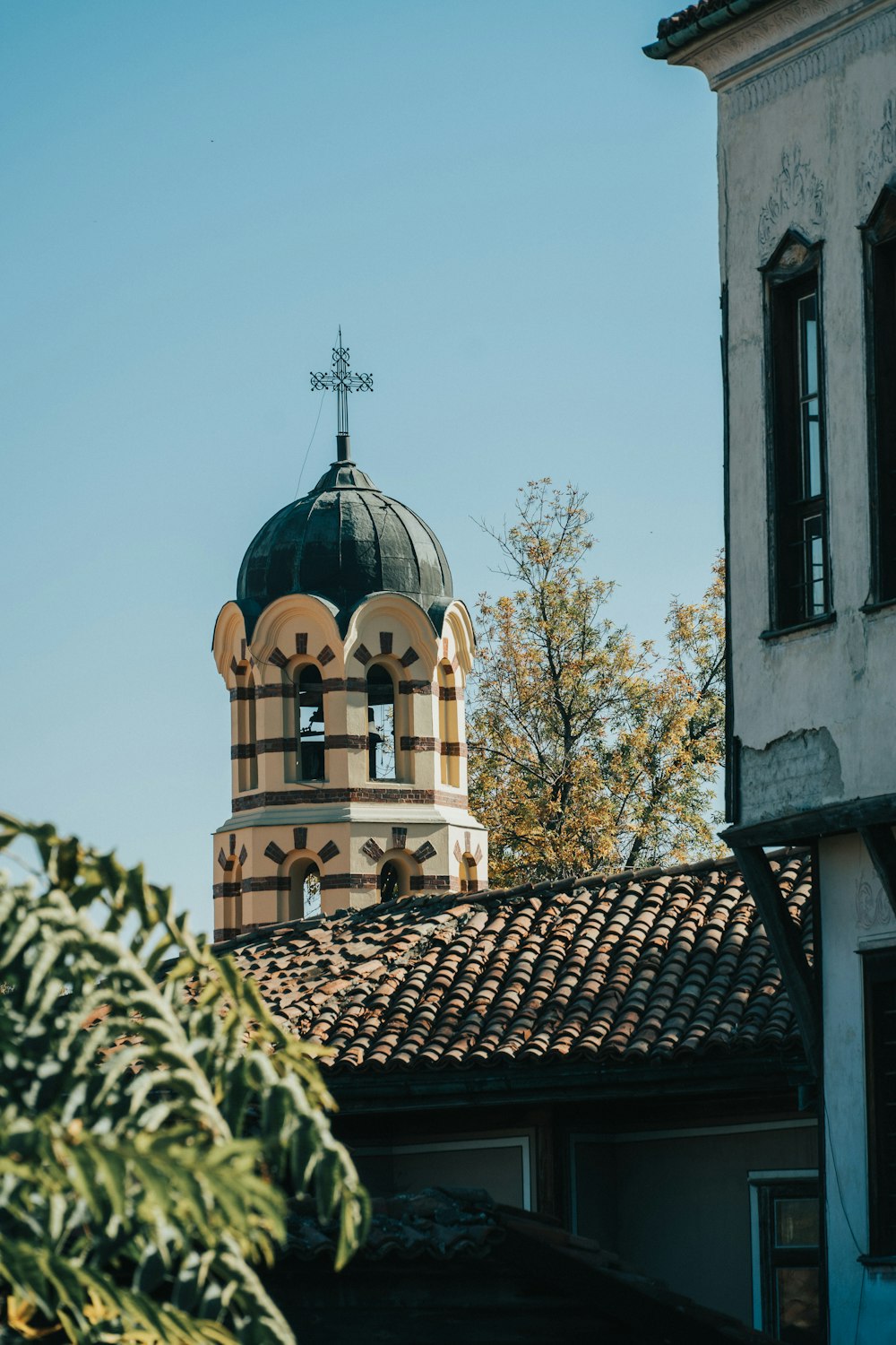 Tagsüber schwarz-beige Kirche