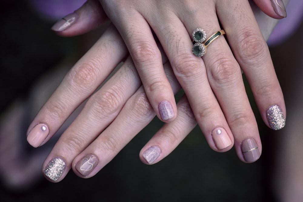 femme avec manucure et bague