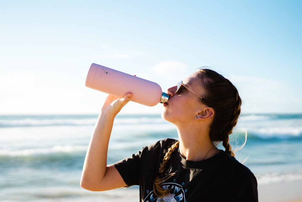 woman holding tumbler photo – Free Trigg beach Image on Unsplash