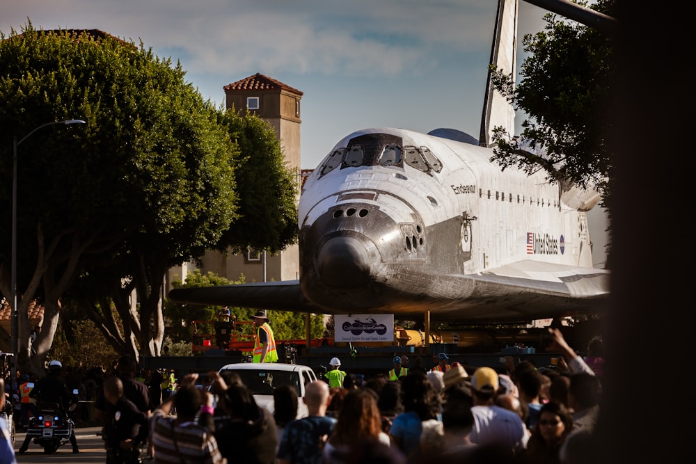 Une foule de personnes regardant une navette spatiale exposée