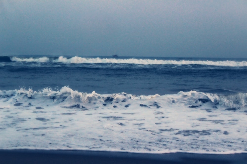 waves rushing to shore at daytime