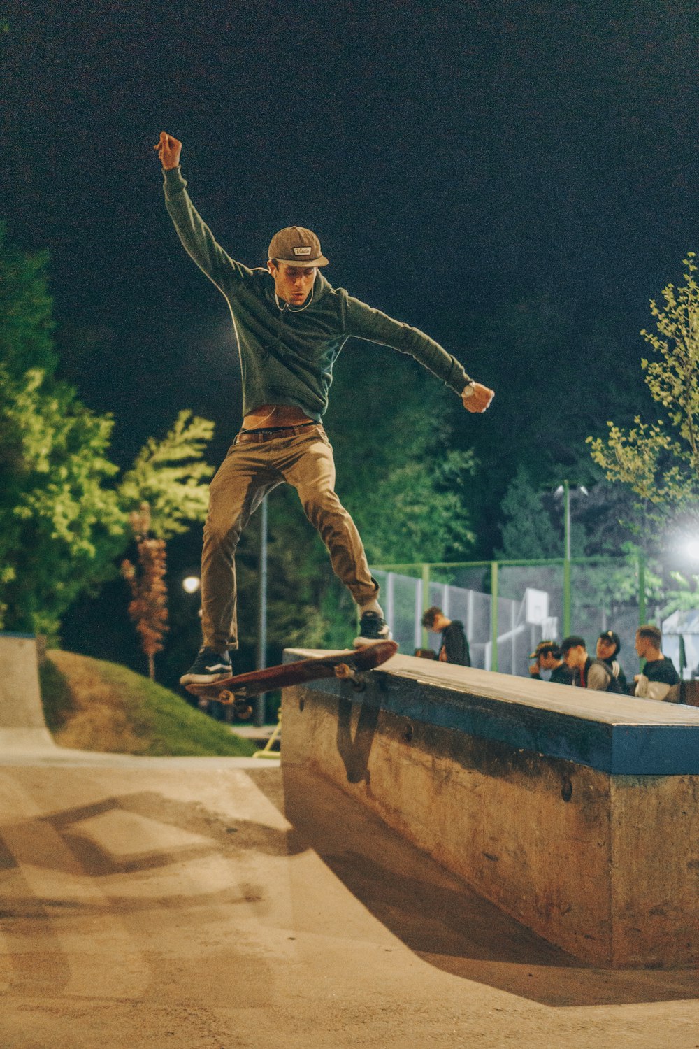 Uomo che esegue acrobazie con skateboard