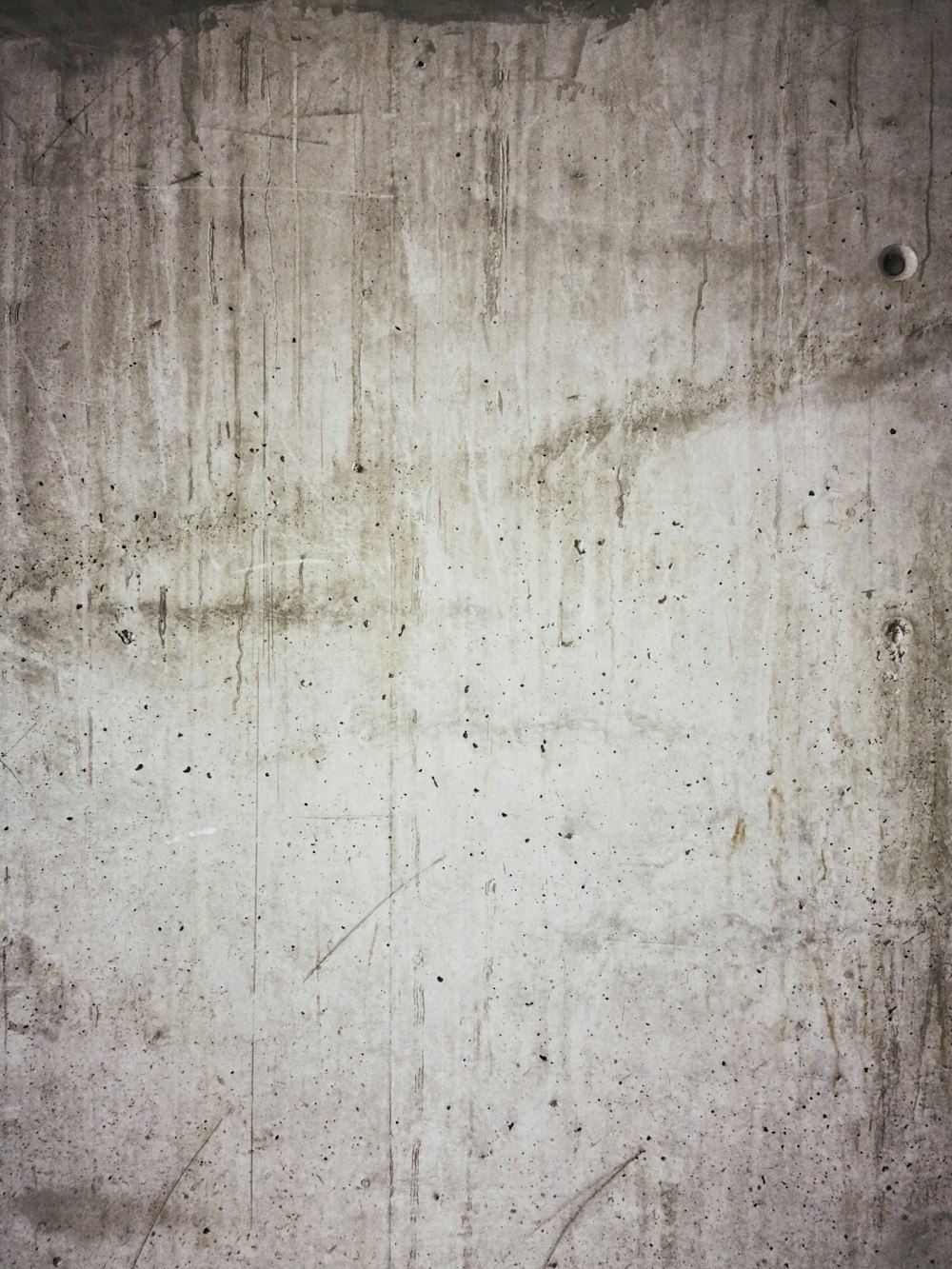 Eine weiße Wand mit einigen schwarzen Punkten darauf