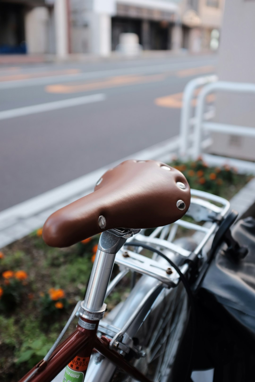 brown leather bicycle saddle