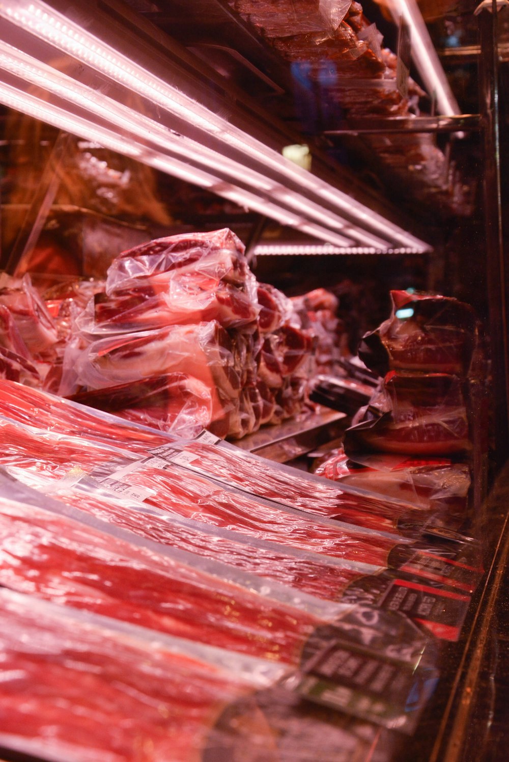 Fotografía macro de carne en enfriador