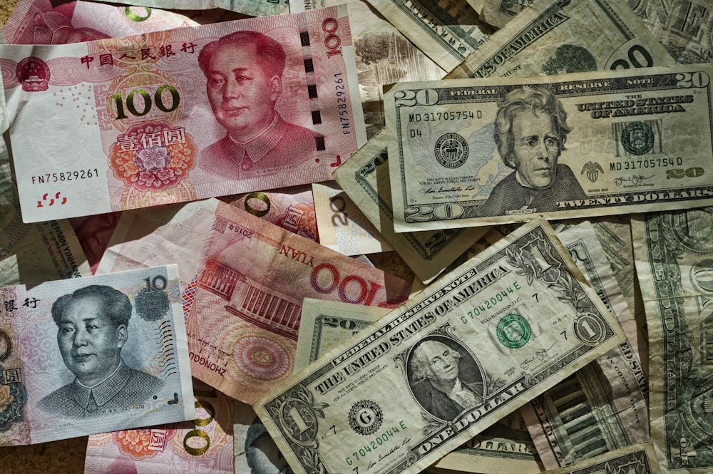 Lote de notas em dólares americanos e yuan chinês