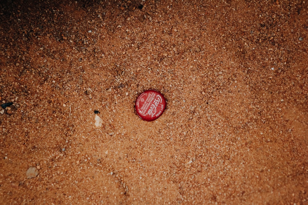 地面に赤いコカ・コーラのボトルキャップ