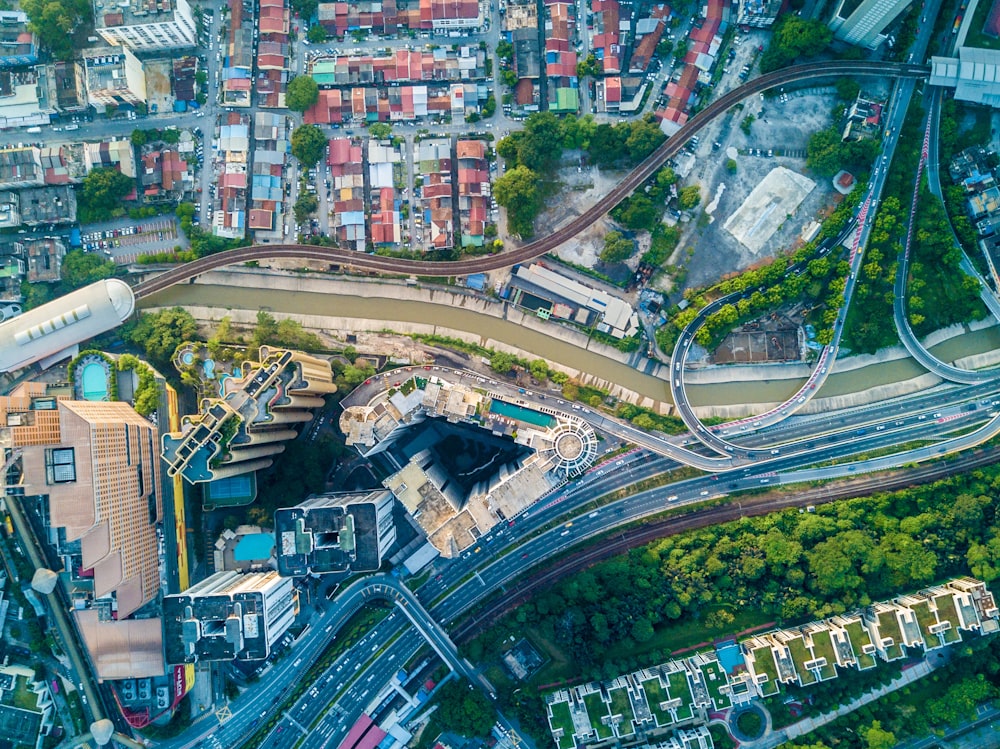 fotografia aérea da cidade com arranha-céus vendo estradas durante o dia