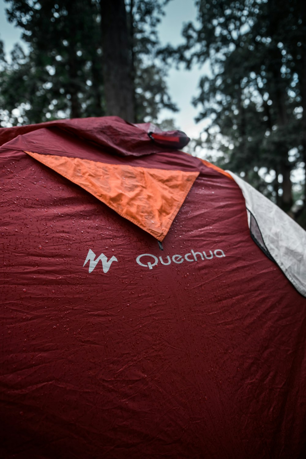 tenda Quechua vermelha e cinza