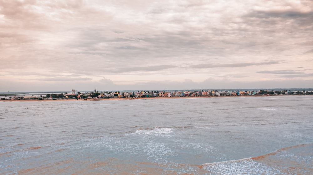 Cuerpo de agua bajo el cielo gris