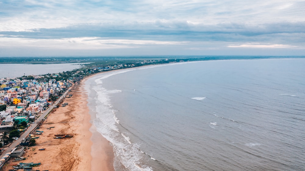 línea de playa bajo el cielo gris