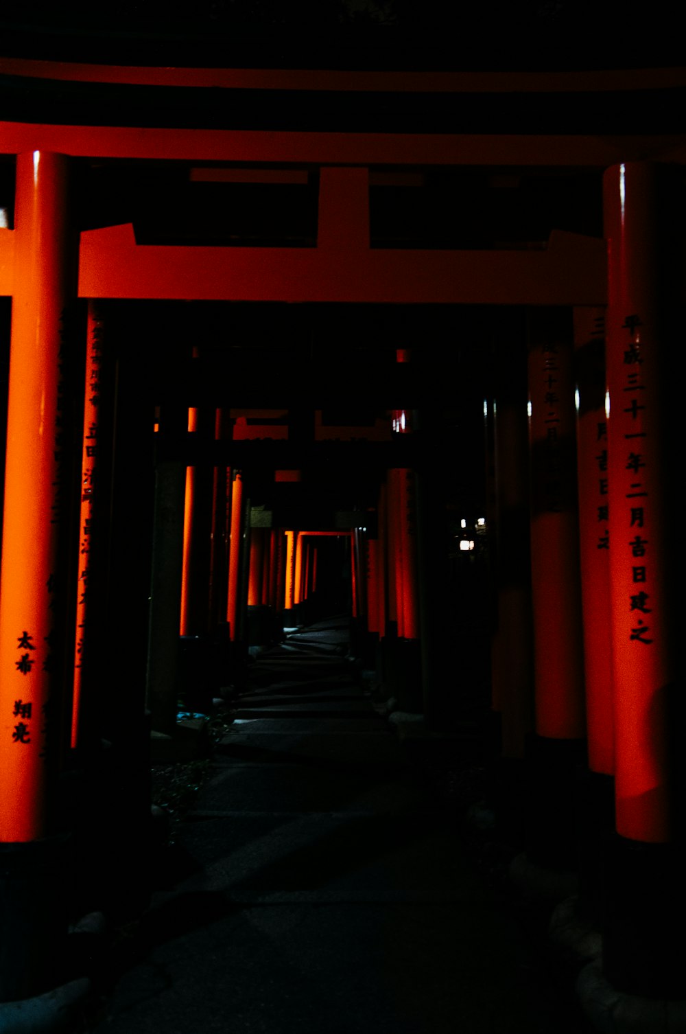 Chemin entre les passerelles rouges