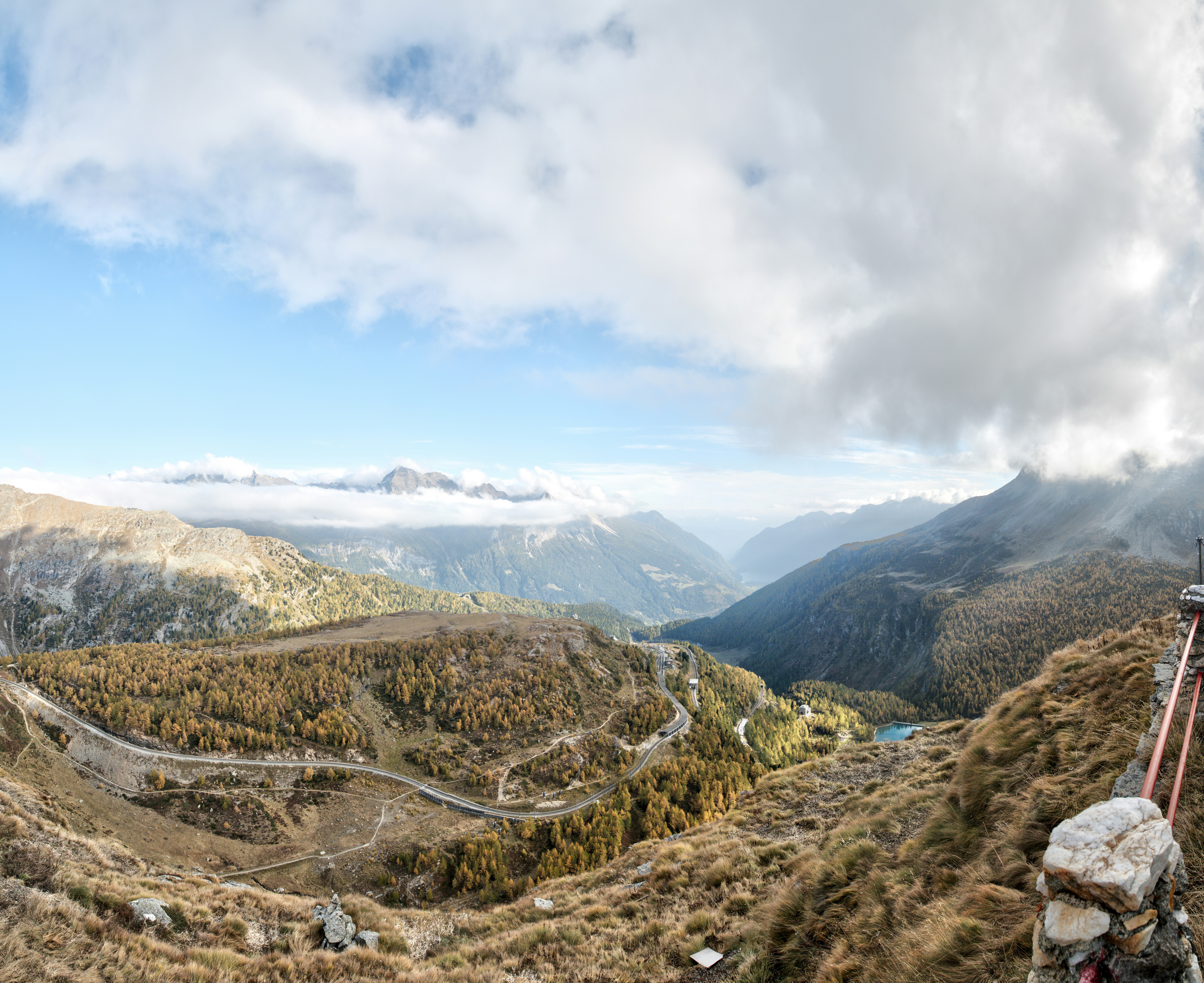 Tagsüber vom Fluss umgebene Bu-Berge