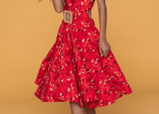 woman wearing red floral sleeveless midi dress
