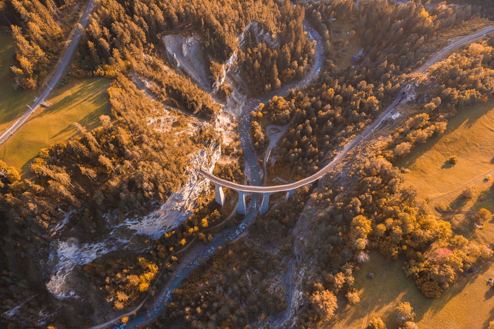 Photographie aérienne d’un pont en béton et de montagnes verdoyantes