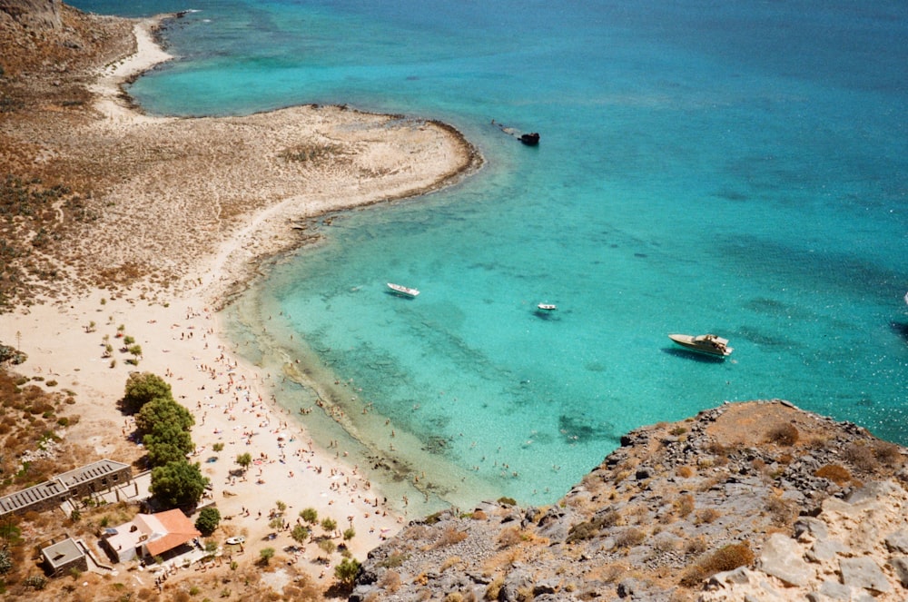 Veduta aerea della spiaggia sabbiosa durante il giorno