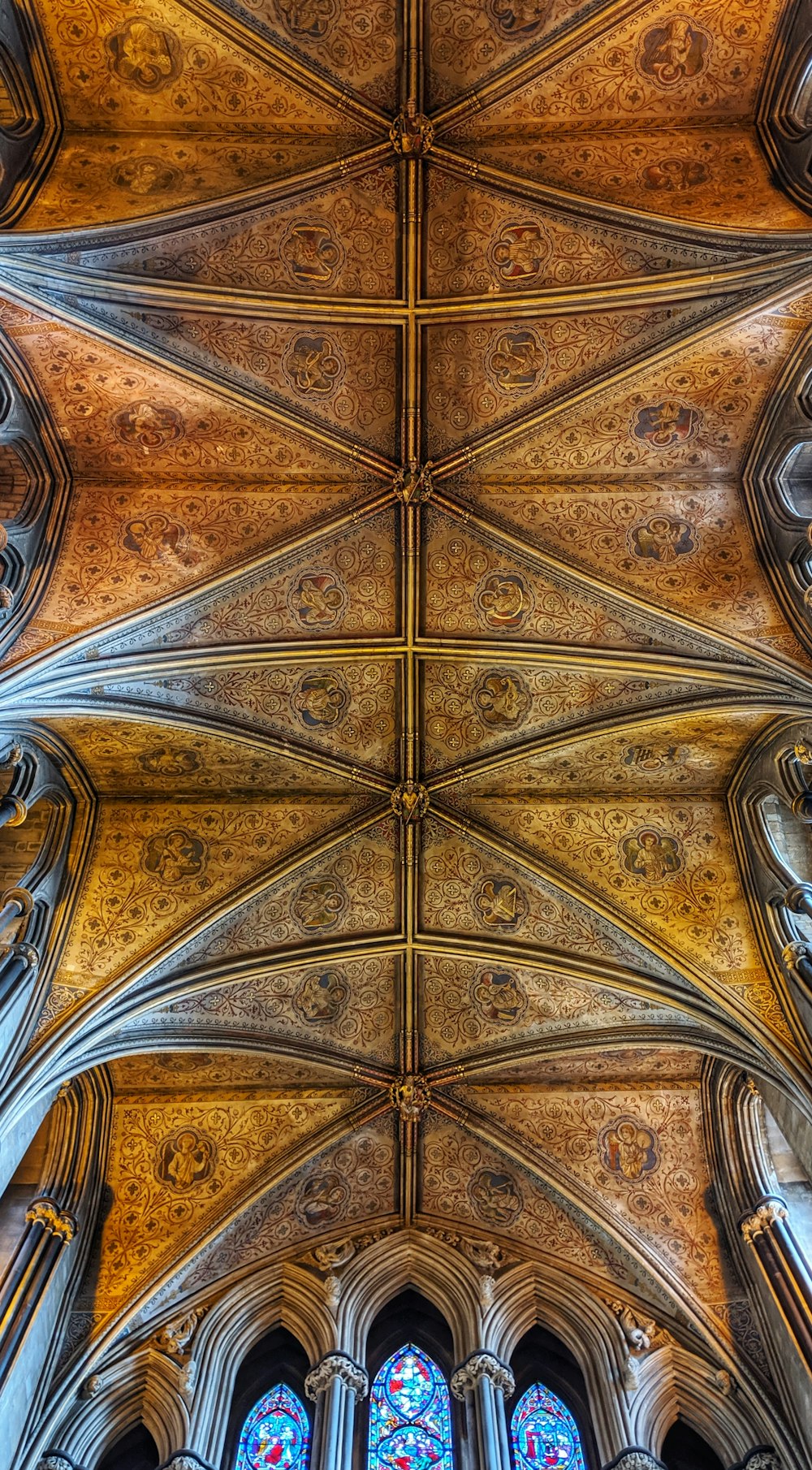 Vue de l’intérieur du plafond sur le bâtiment