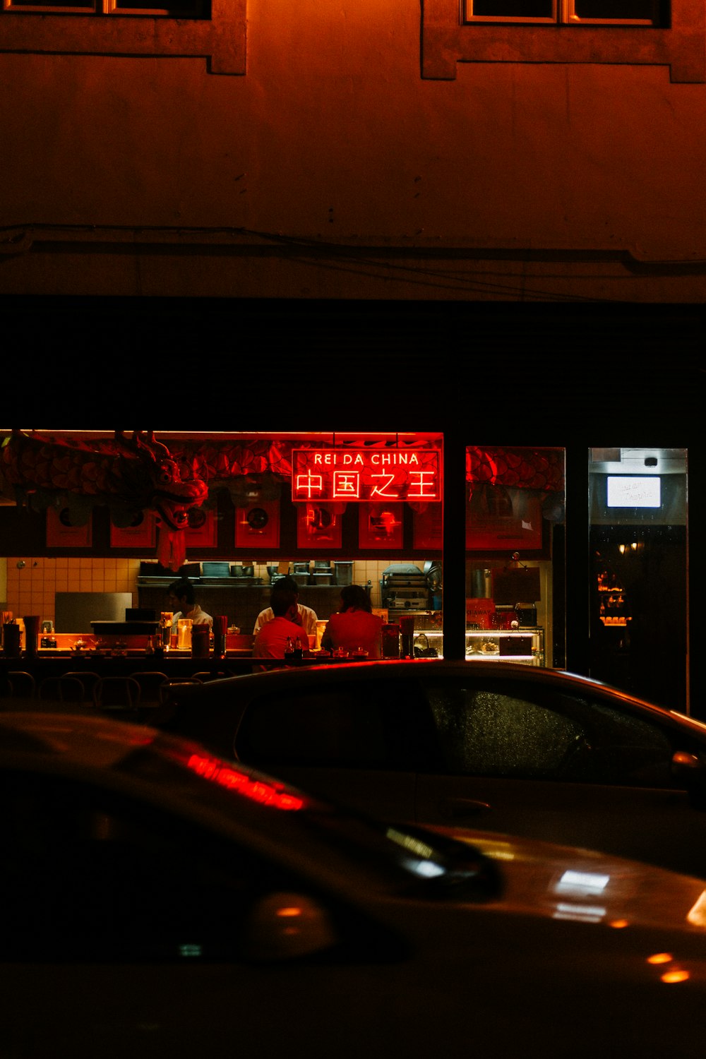 Coches aparcados cerca del bar durante la noche
