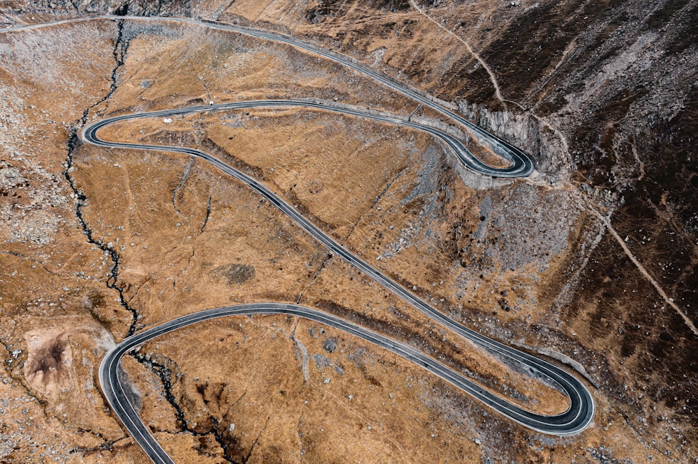 Fotografía aérea de cerro con carreteras