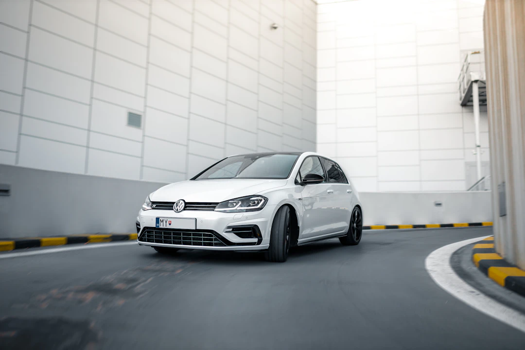 Taller Volkswagen en Azca: Volkswagen Golf blanco visto de frente en un entorno urbano
