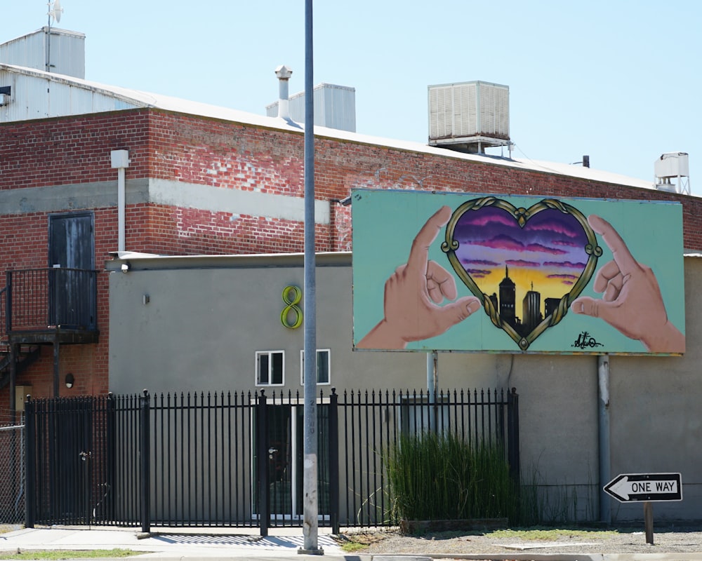 Edificio de hormigón gris y marrón durante el día