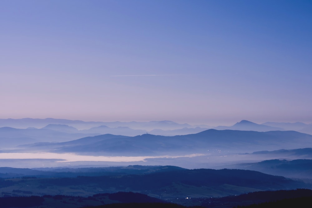 Luftaufnahmen von Bergen unter blau-weißem Himmel während des Tages