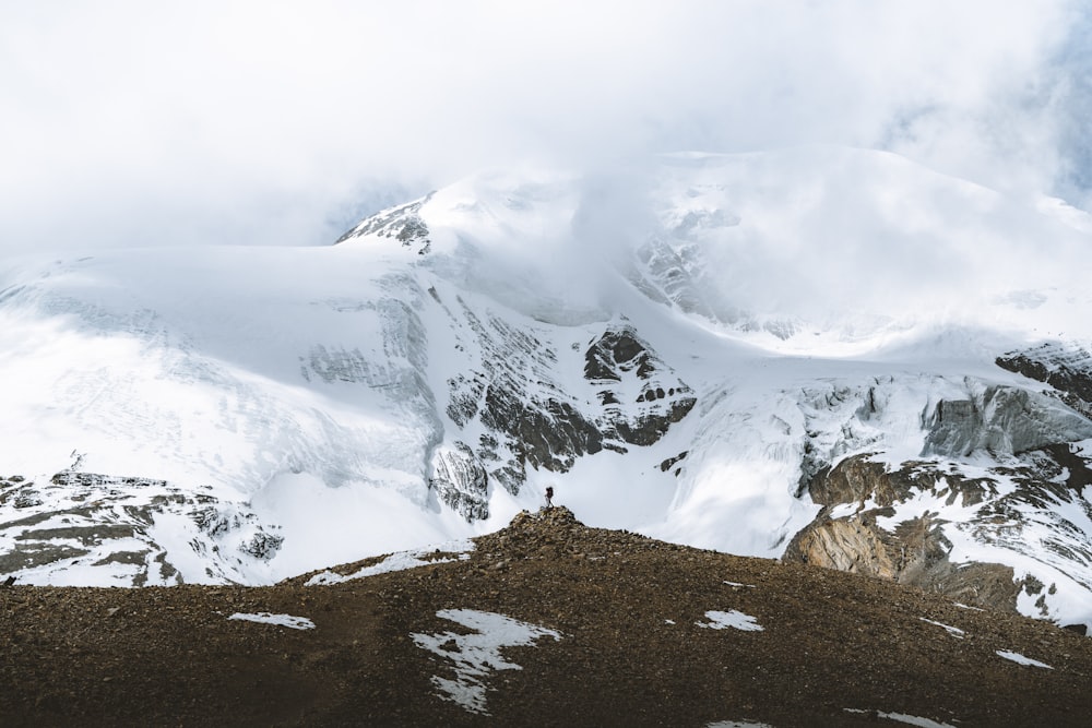 montagna innevata bianca