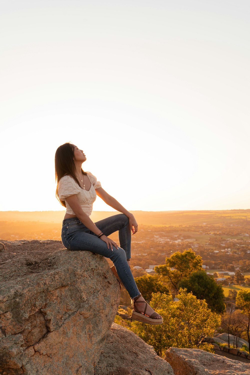 femme assise sur la falaise