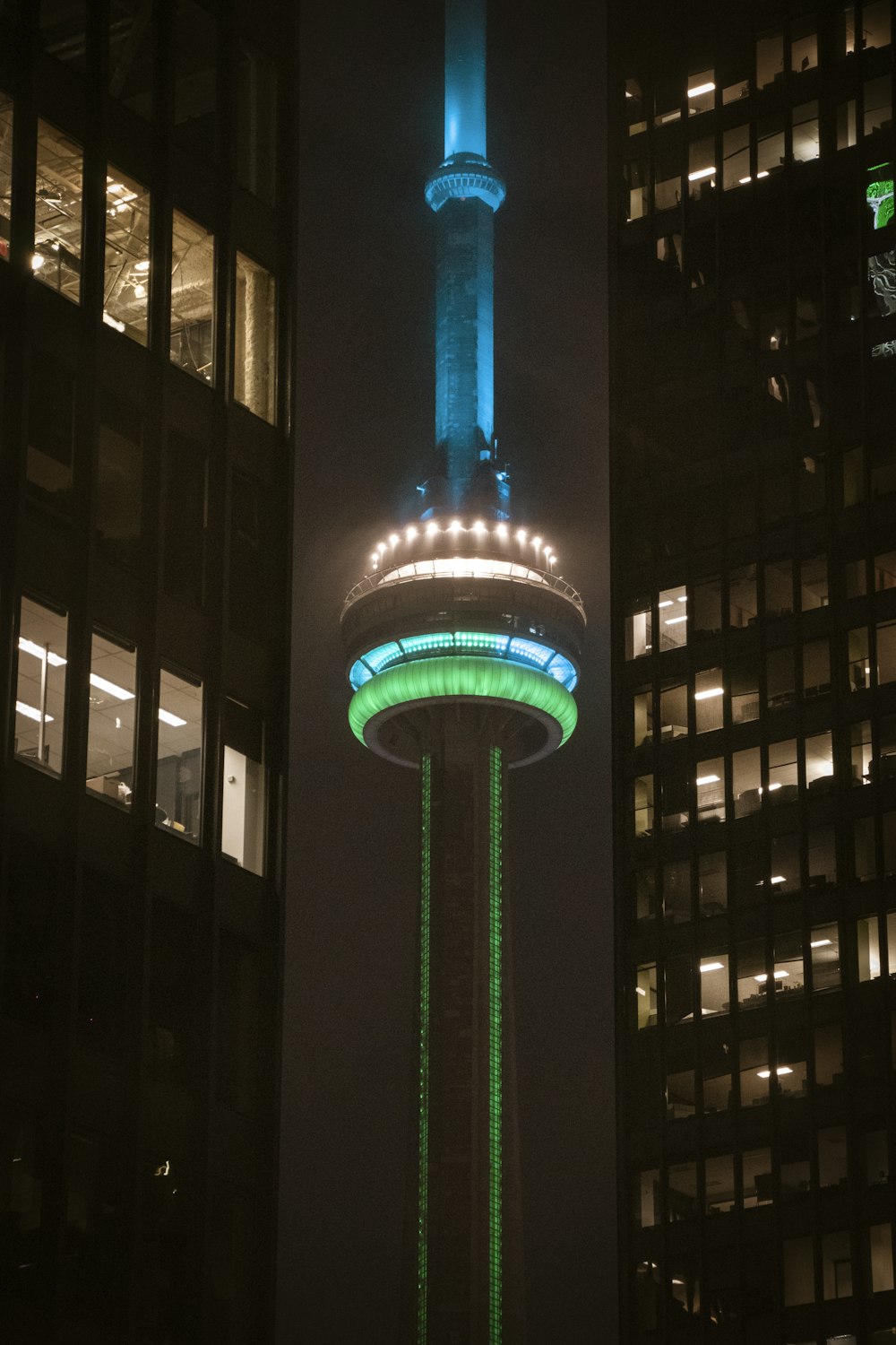 夜間は青と緑のタワーにライトアップ