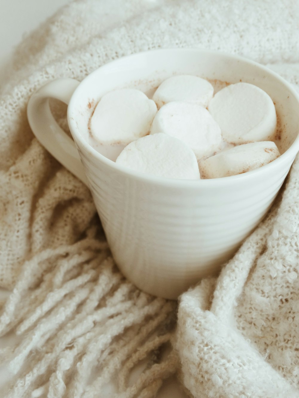 Guimauve dans un mug en céramique blanche