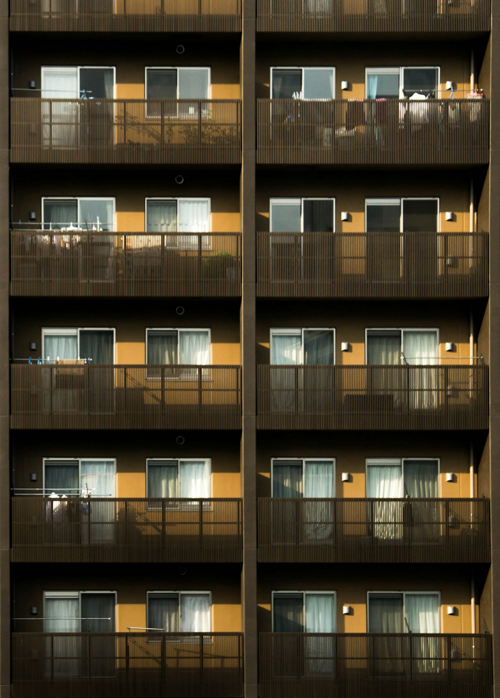 갈색과 회색 5층 건물
