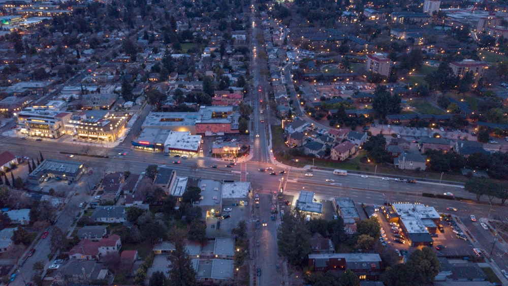 夜の街の航空写真