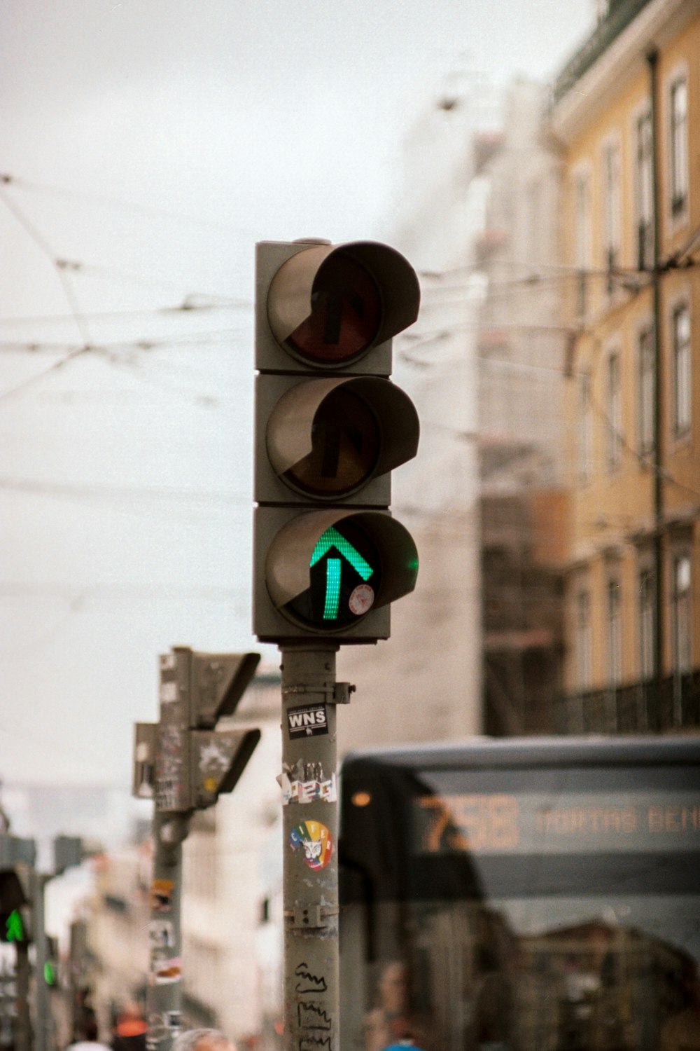 semáforo que muestra la flecha verde hacia arriba