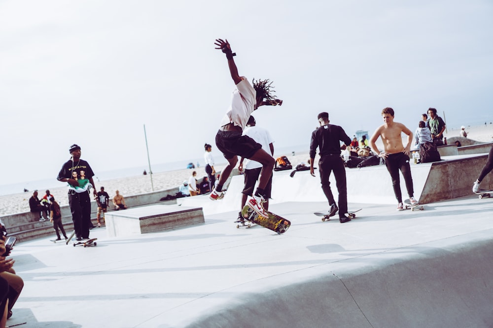 Mann fährt auf Skateboard