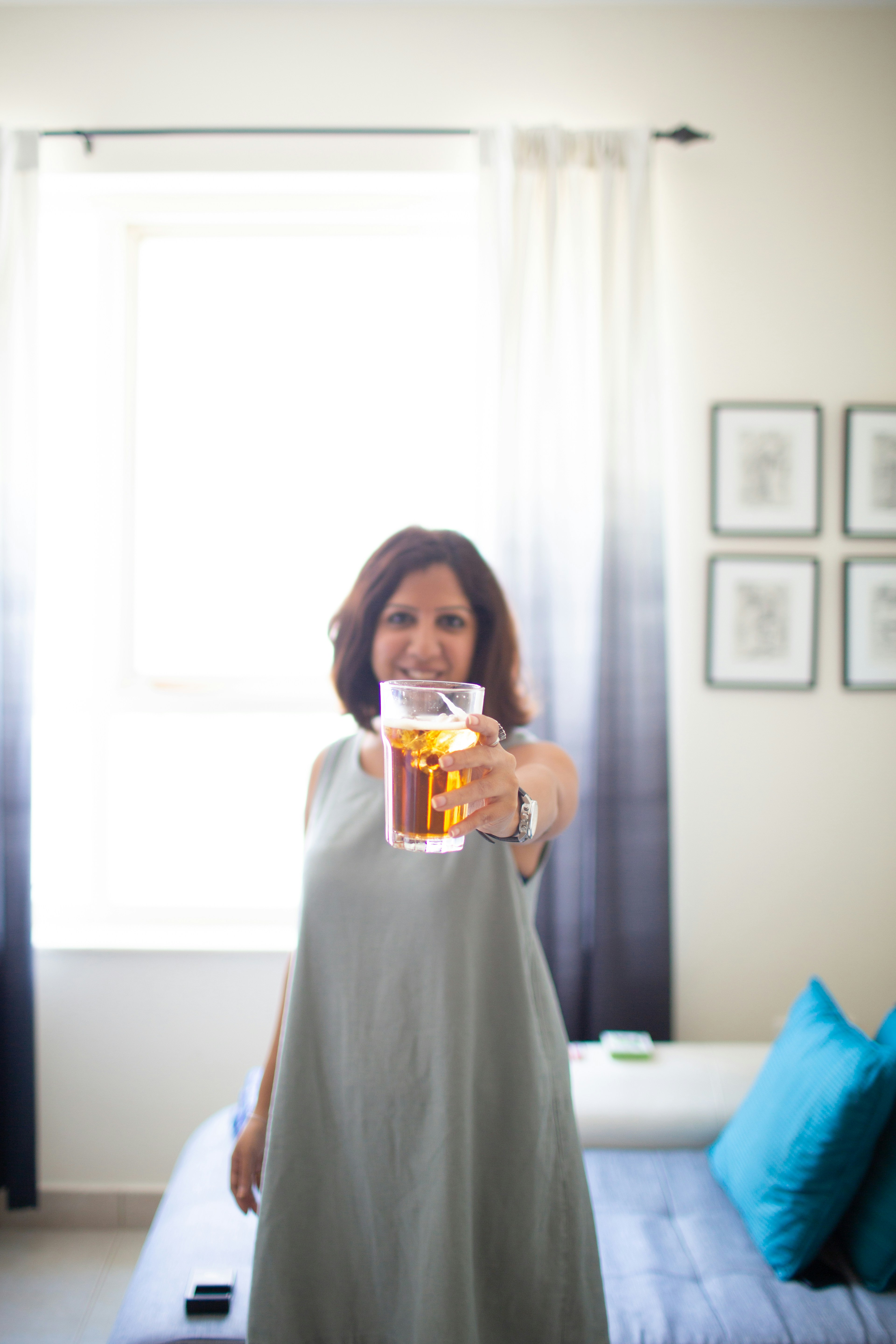 pregnant woman drinking ginger tea, wallpaper, Mengatasi Mual Saat Hamil Muda: 7 Cara Ampuh dan Cepat 3
