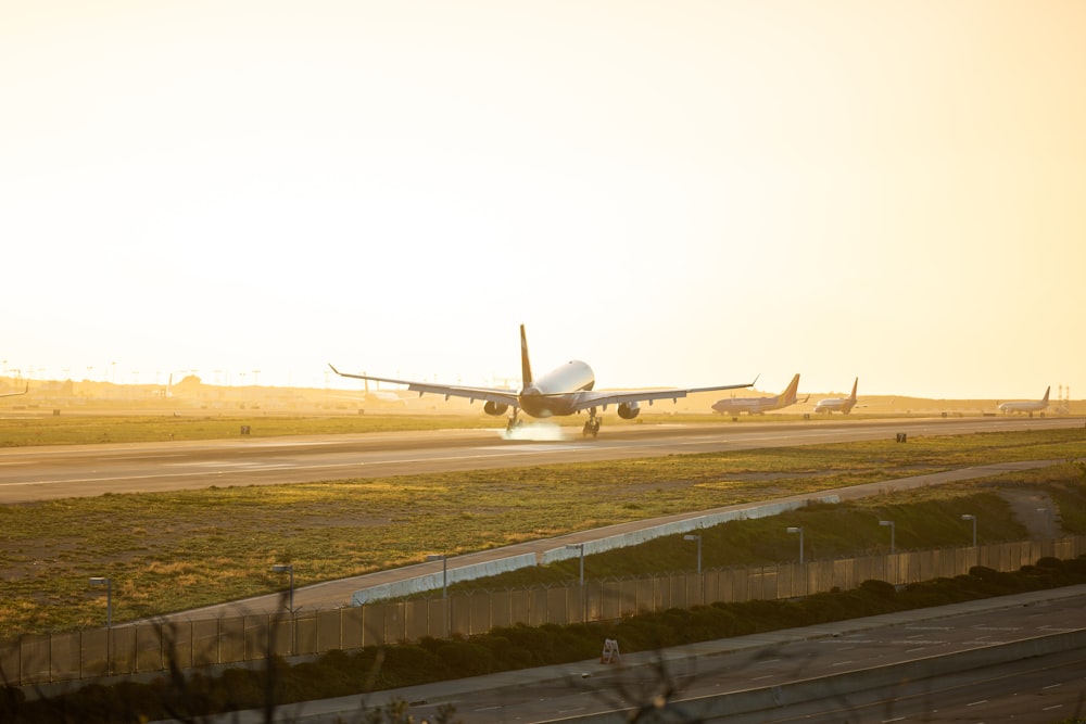 Avión gris en la pista