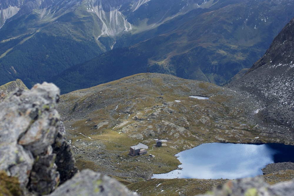 Montagna verde durante il dayitme