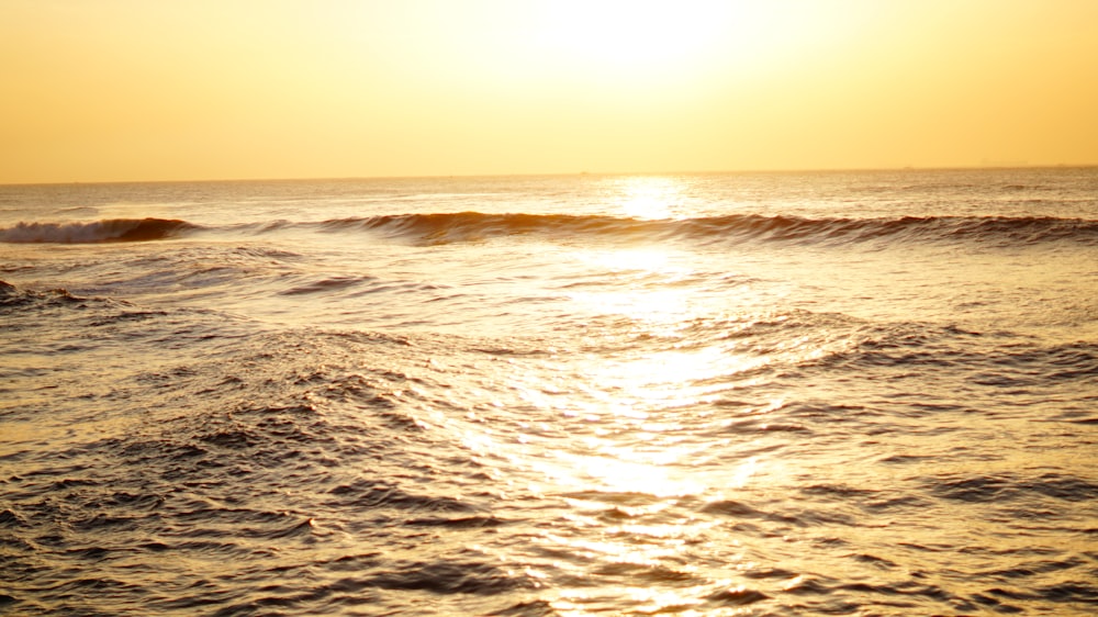 mar azul sob o céu amarelo