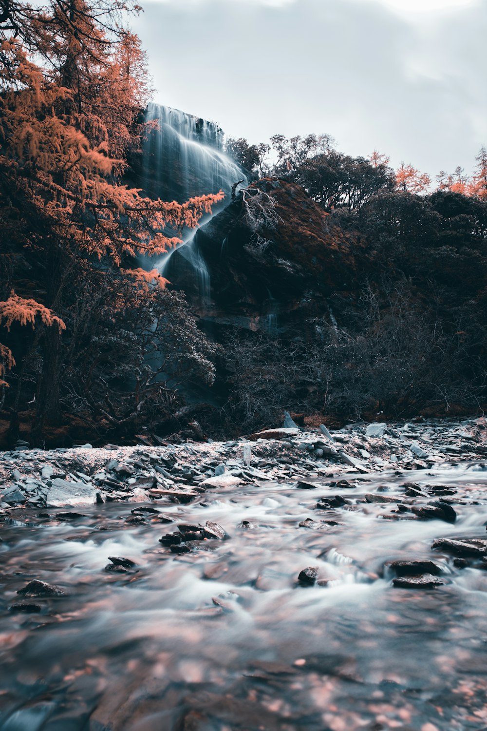 Wasserfall und Seenlandschaft