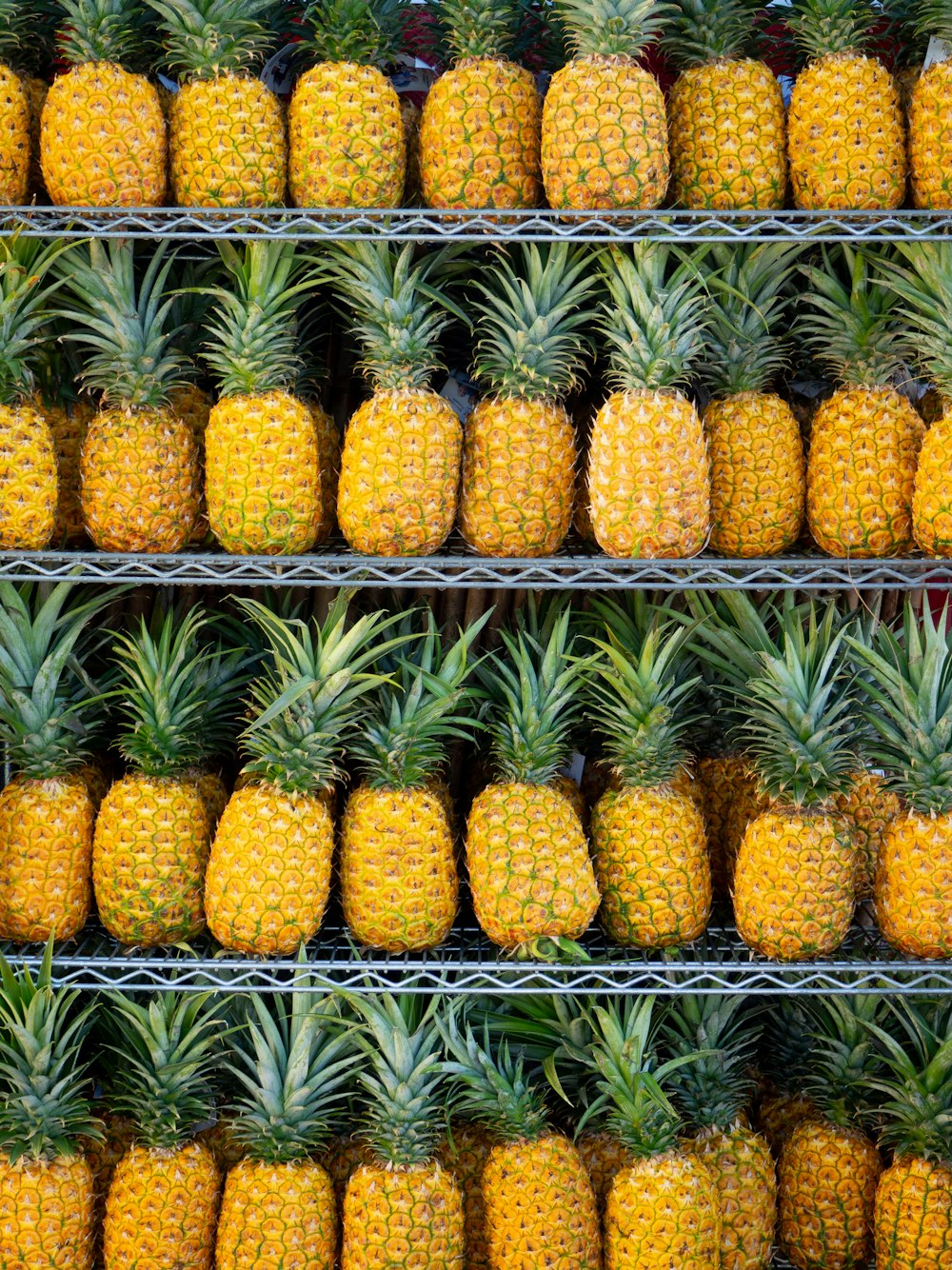 Frutas de piña maduras en el estante