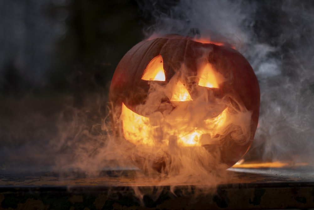 Jack-O'-Lantern com fumaça branca saindo