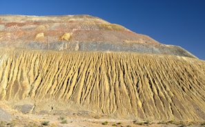 Panoramic shot of the Cuesta region under a clear blue sky, emphasizing the geological layers