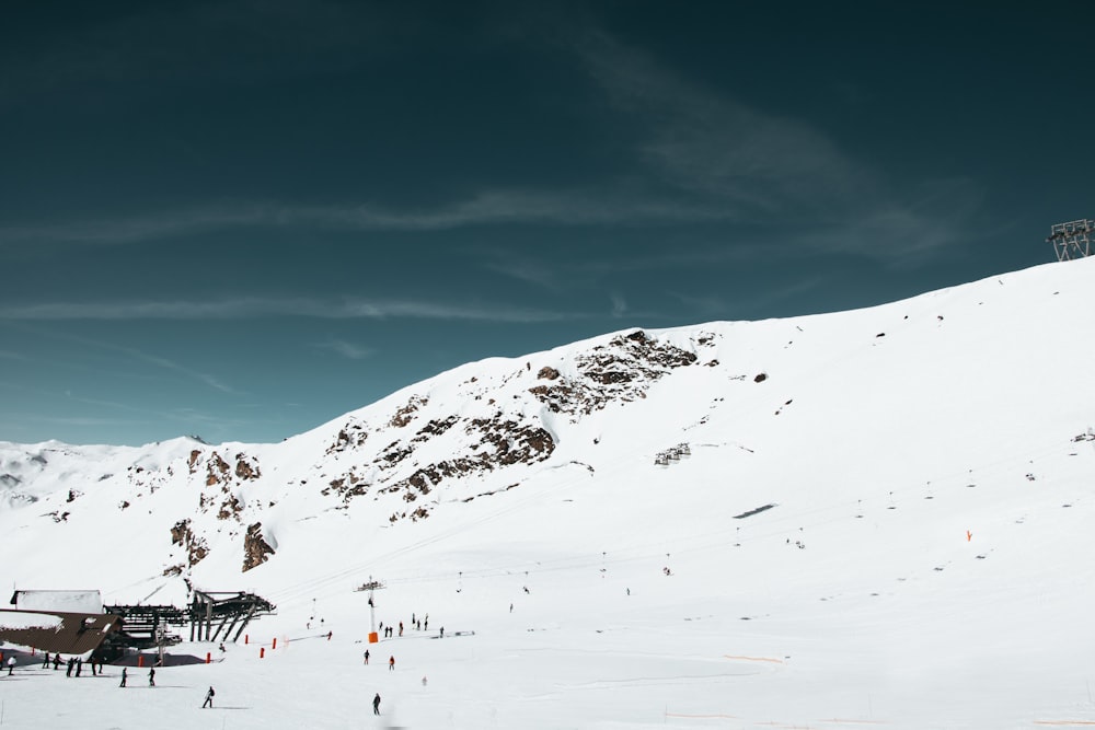 Snowboard sulla montagna di neve