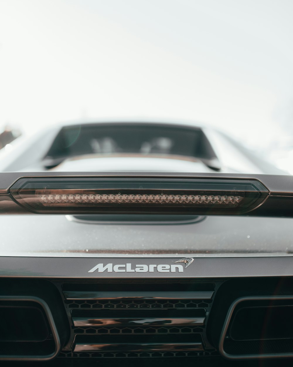 검은색 Mclaren 차량의 선택적 초점 사진