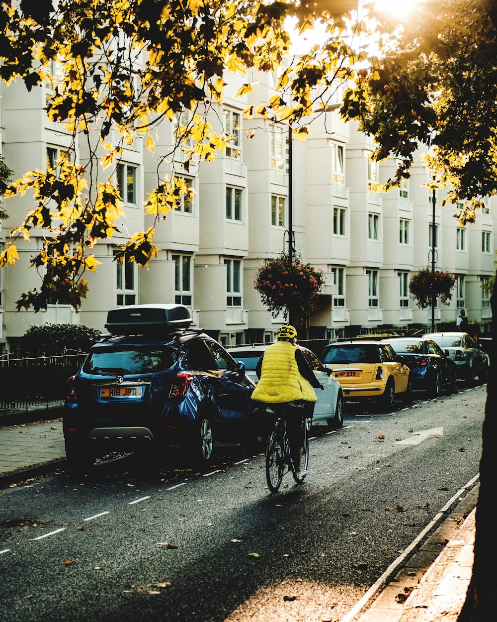 Mann auf dem Fahrrad auf dem Bürgersteig