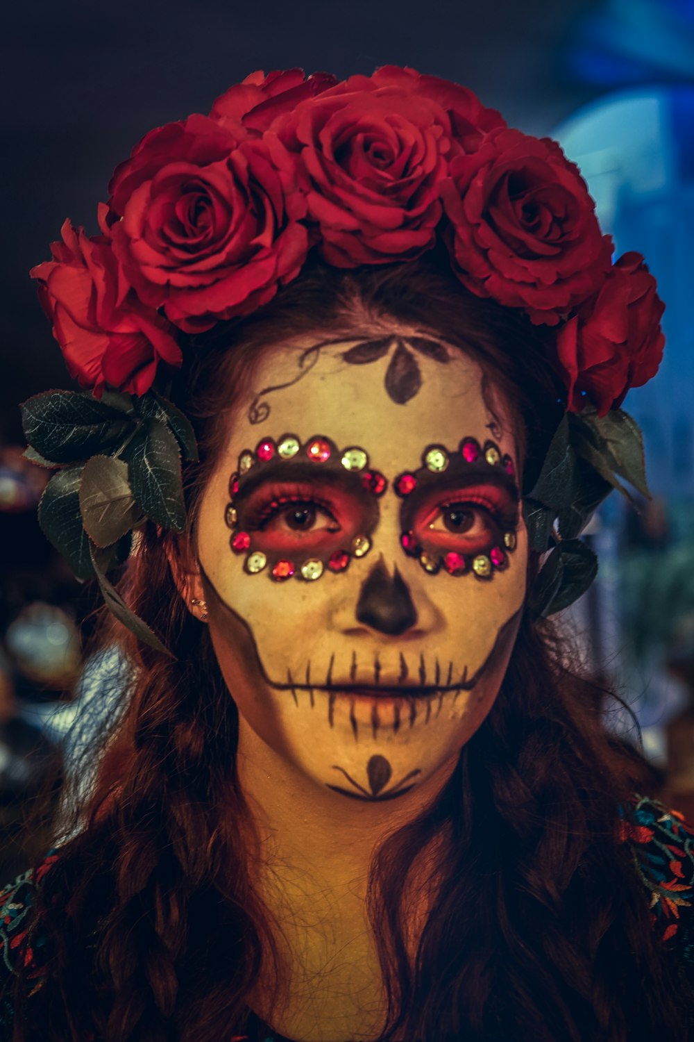 Mujer con máscara de calavera