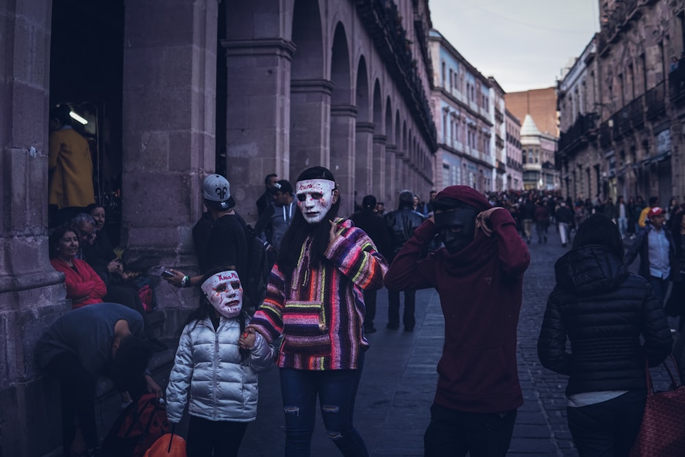 Personas con mascarillas