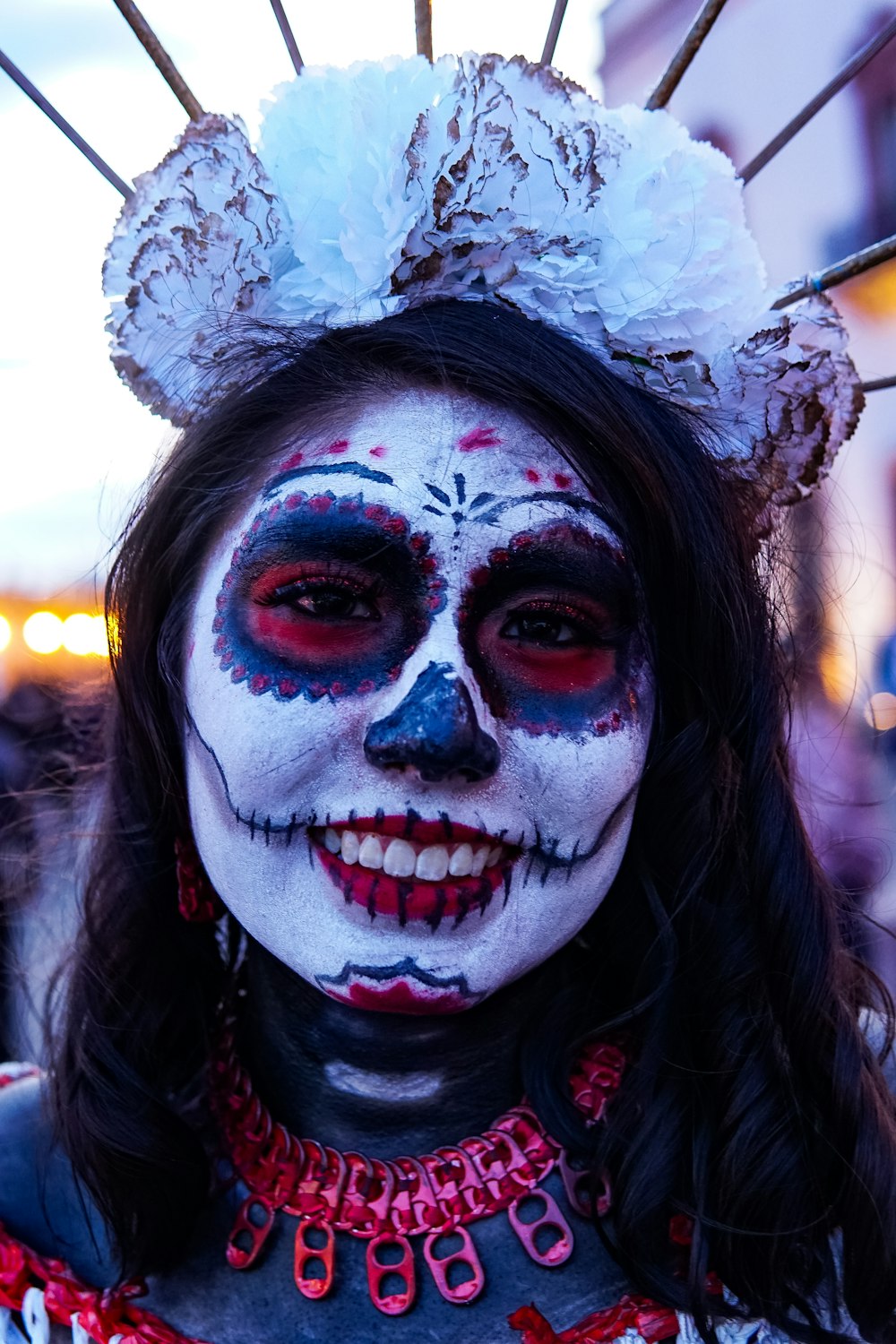 Mujer con pintura facial de calavera