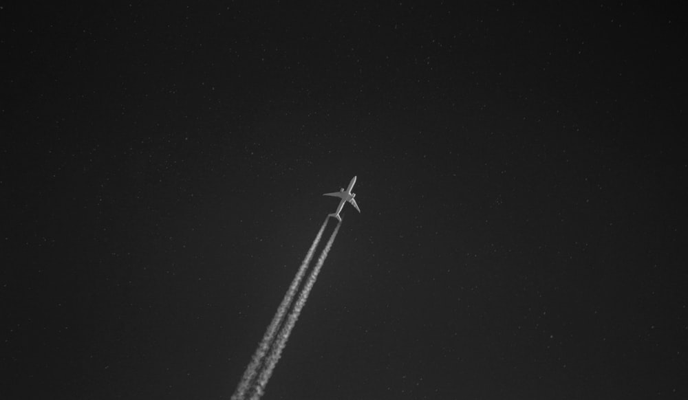 Avión blanco dejando rastro de humo